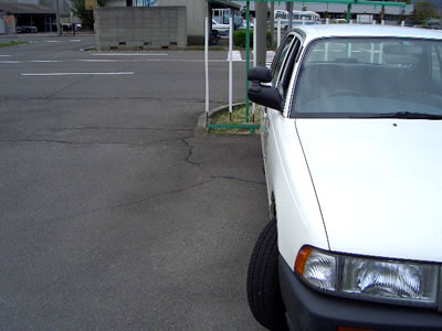 車体をまっすぐになるように駐車する。